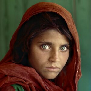 niña afgana de ojos verdes